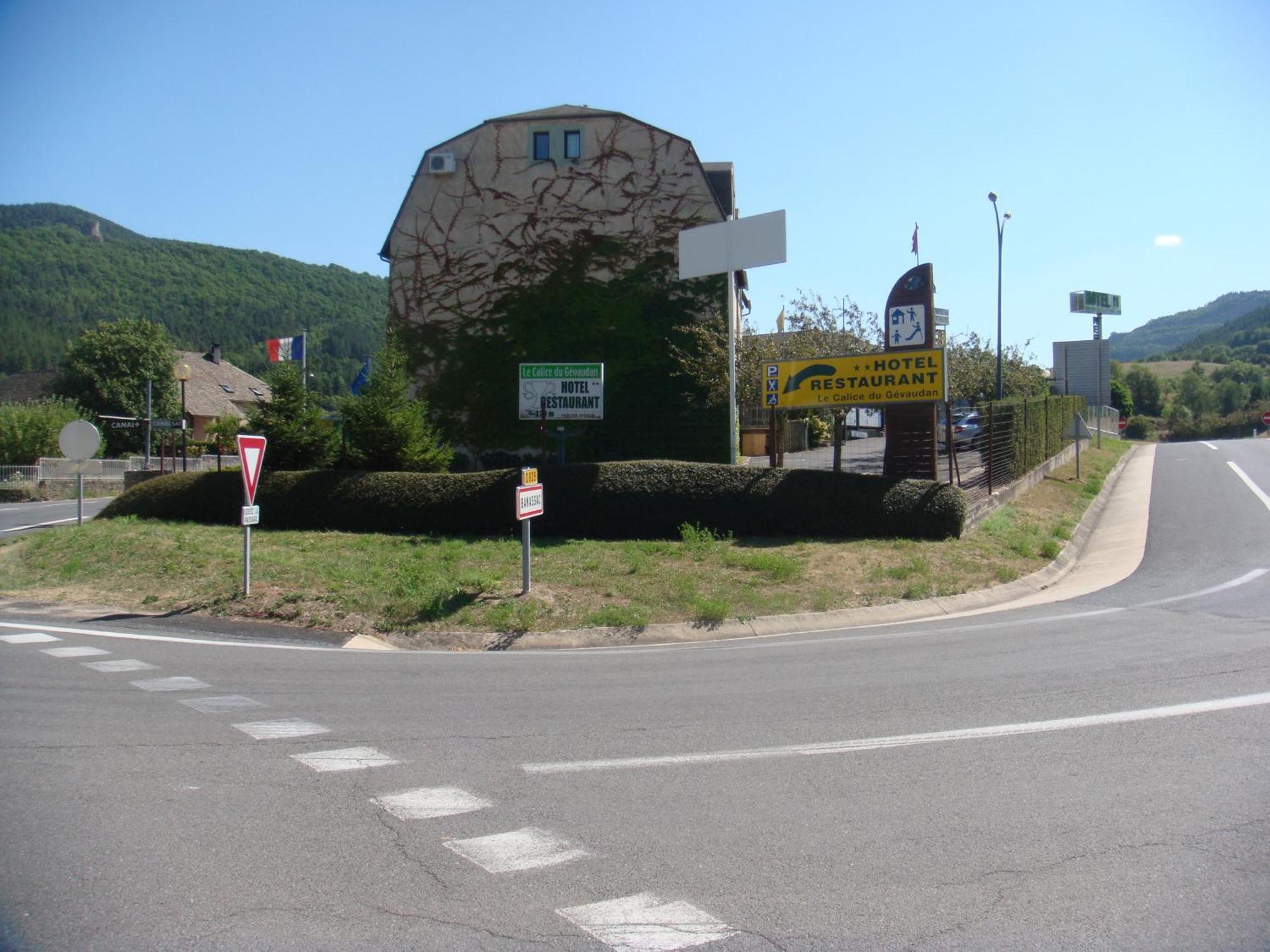 Hotel-Restaurant Le Calice Du Gevaudan - A75 Banassac Exteriér fotografie