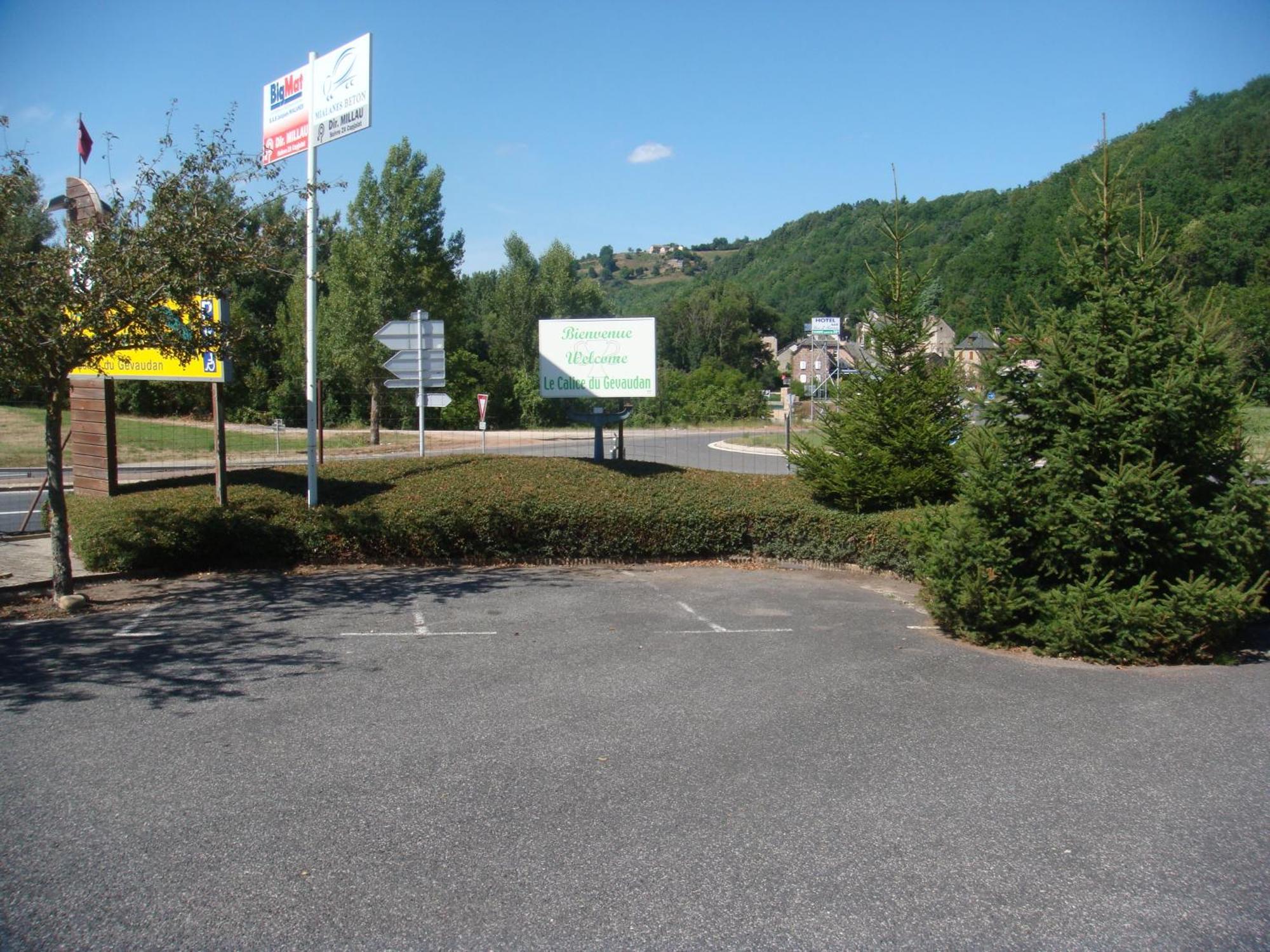 Hotel-Restaurant Le Calice Du Gevaudan - A75 Banassac Exteriér fotografie