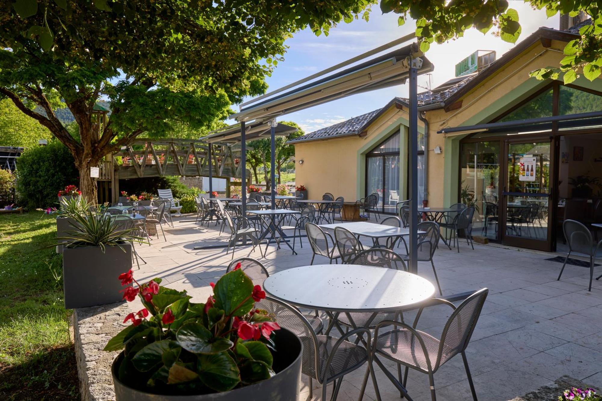 Hotel-Restaurant Le Calice Du Gevaudan - A75 Banassac Exteriér fotografie